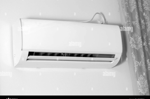 Comment Entretenir Votre Système De Climatisation Maison? Un technicien qualifié effectuant un entretien régulier sur un système de climatisation domestique